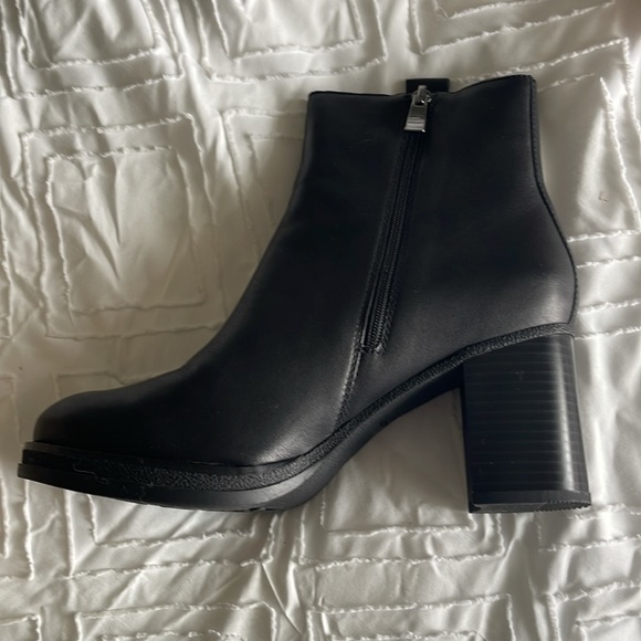 👢 CLARKS Mable Easy black leather boot, size 9 1/2. - Picture 15 of 16